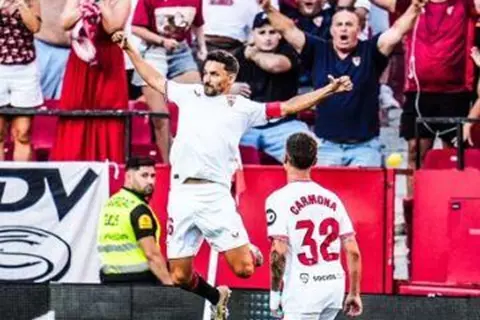 الدوري الإسباني.. إشبيلية يحقق فوزه الأول.. وإسبانيول ينتصر على ألافيس